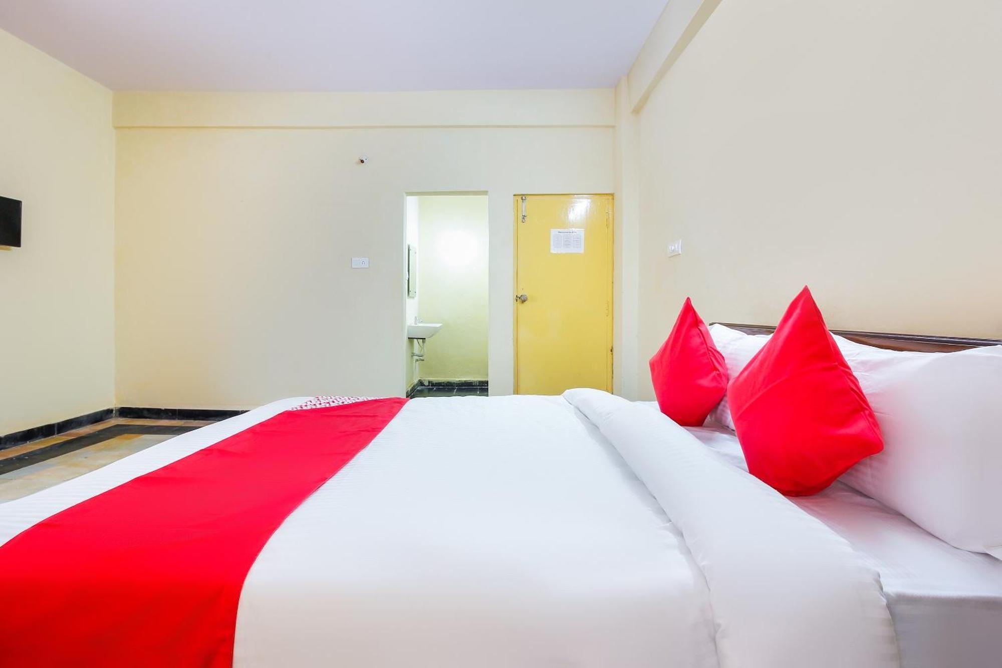 Hotel O Sai Residency Near Sr Nagar Metro Station Hyderabad Bagian luar foto